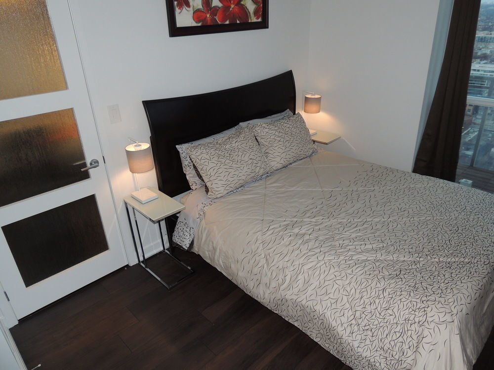 Tvhr - Luxury Condos In Heart Of Downtown Торонто Екстер'єр фото